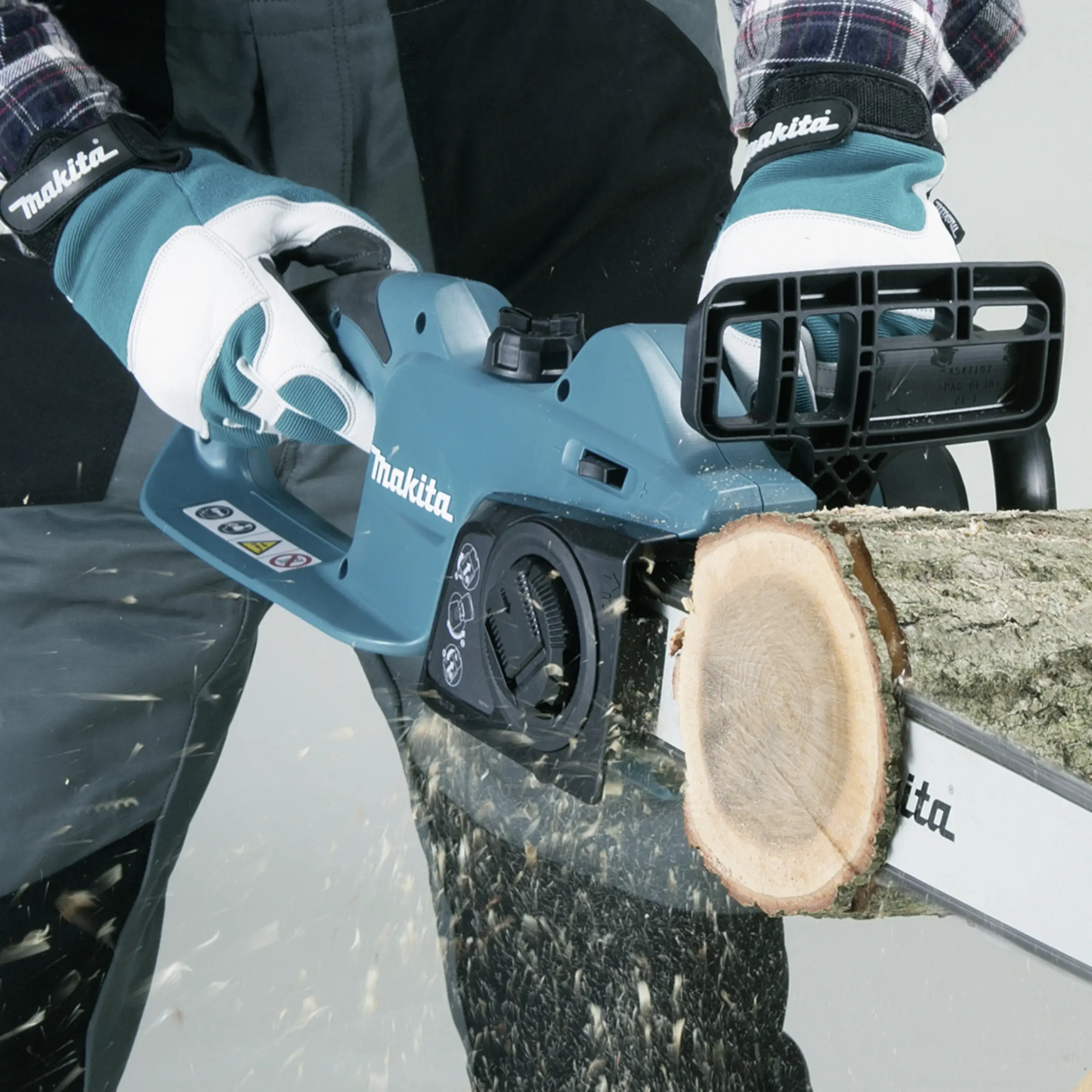 Электробензопила Makita UC3541A с мягкой рукояткой, мощность 1800 Вт, длина шины 350 мм.