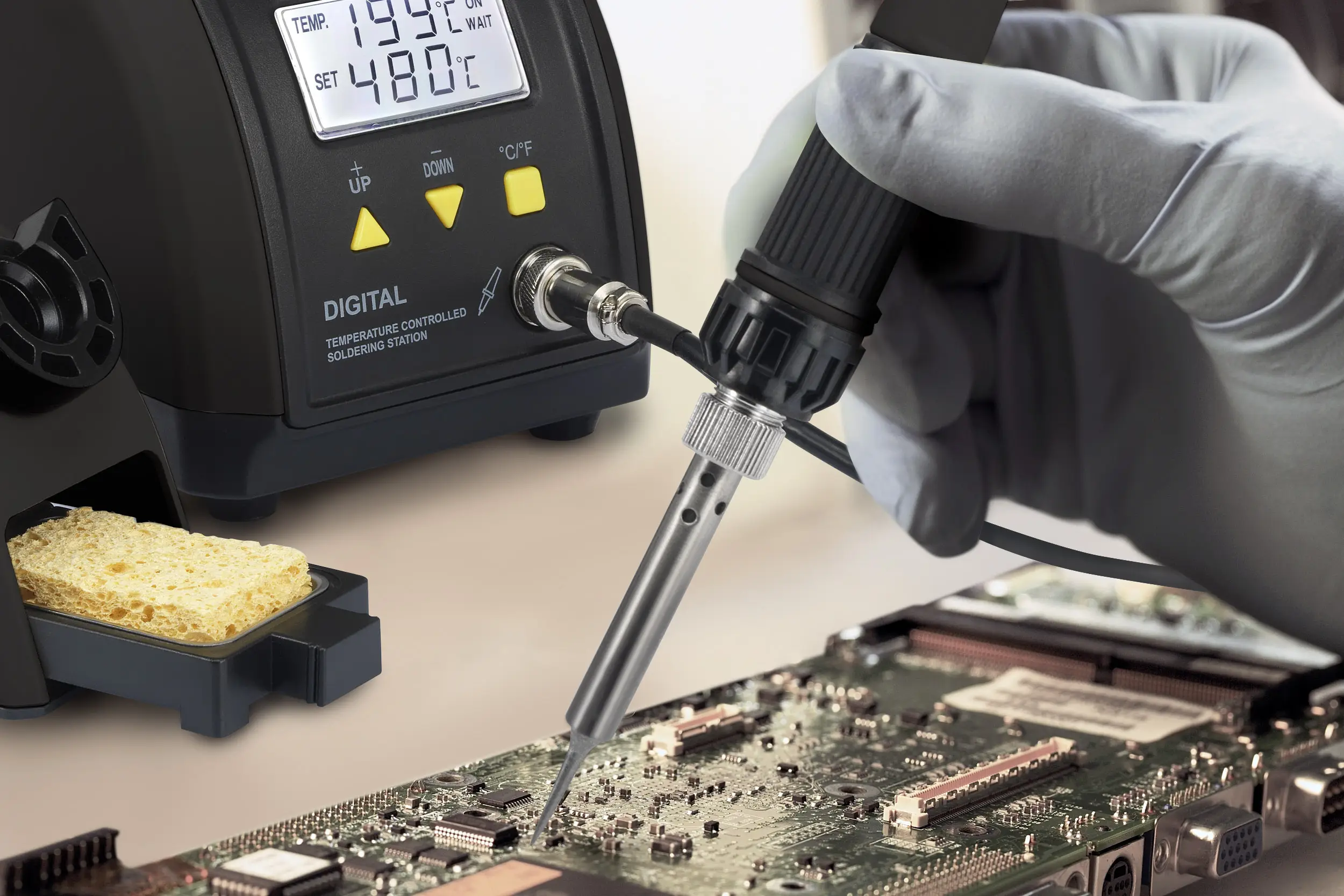 TOOLCRAFT ZD-8916 1553056 Паяльная станция мощностью 60 Вт, температура 160–480 °C, в комплекте подставка и отсос