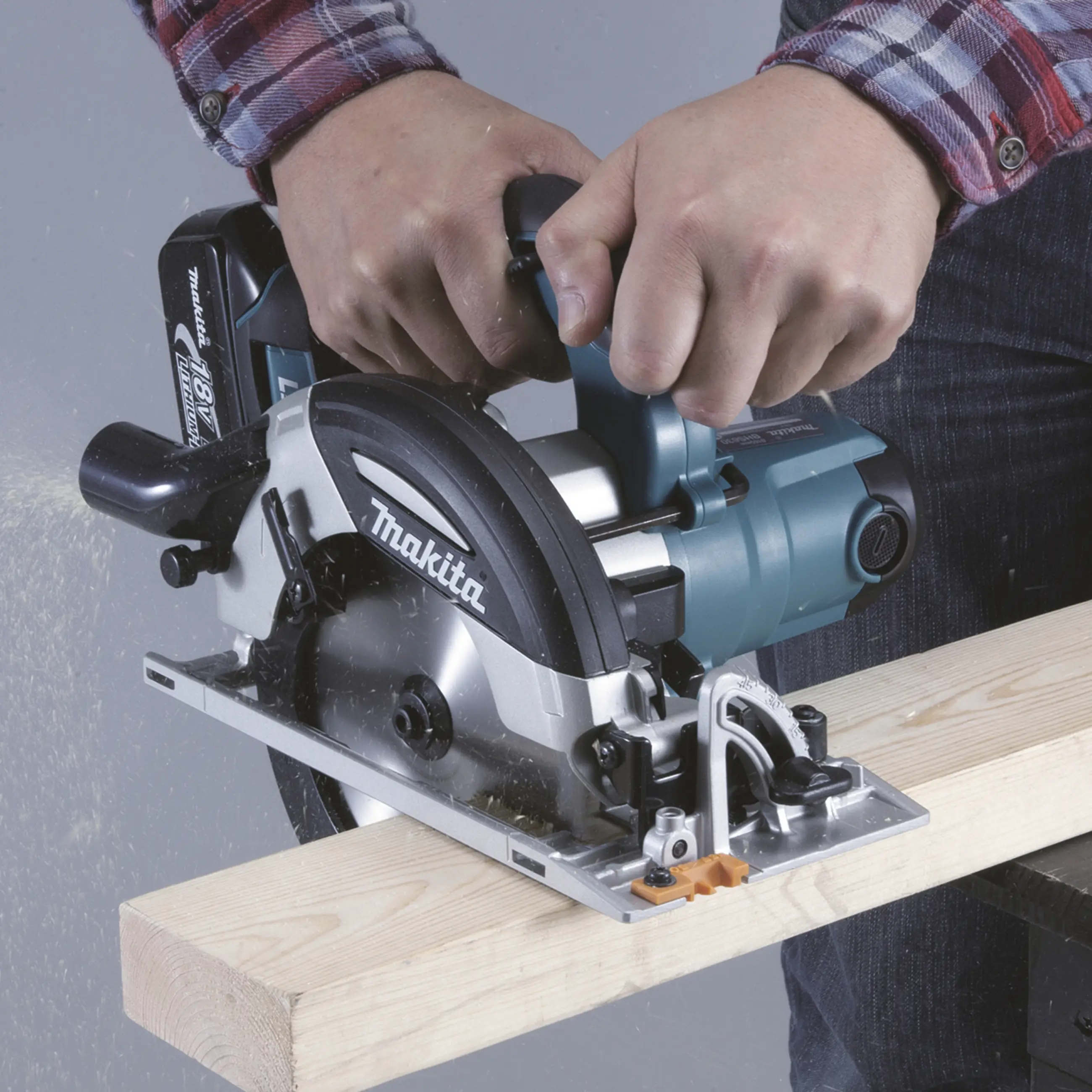 Циркулярная пила Makita DHS630Z 18V. Максимальная глубина реза (90°): 66 мм.