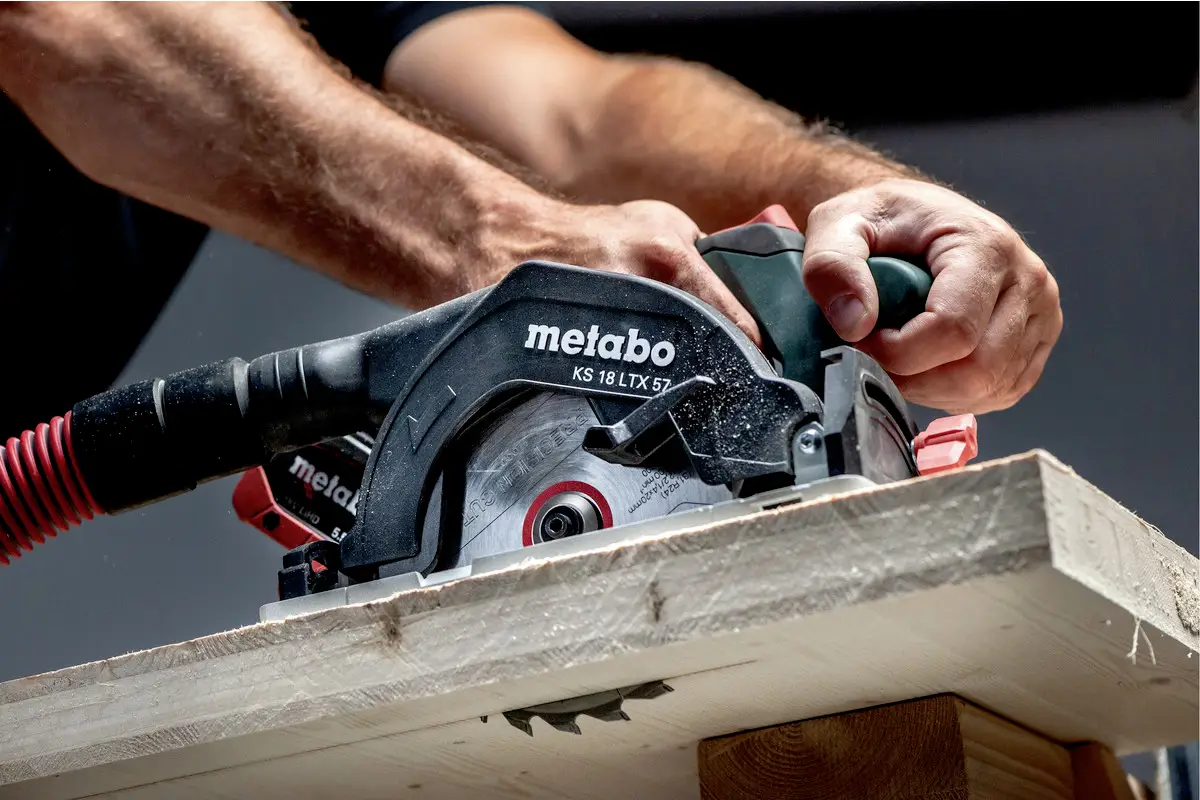 Аккумуляторная дисковая пила Metabo KS 18 LTX 57. Максимальная глубина реза (90°): 57 мм.