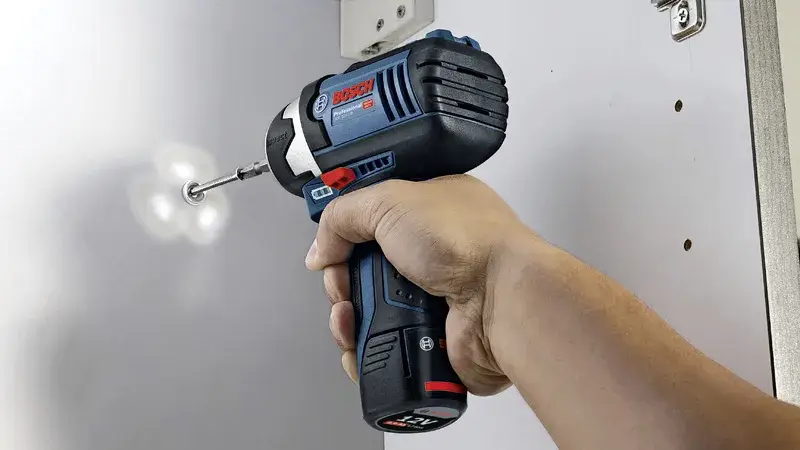 Аккумуляторный ударный шуруповерт Bosch Professional GDR12V-105 06019A6906, 12 В. Количество аккумуляторов в комплекте: 0 литий-ио