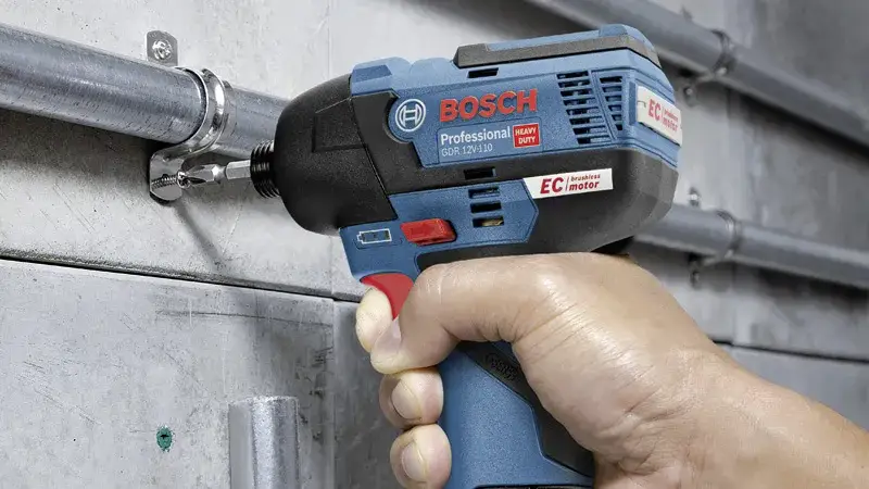 Аккумуляторный ударный шуруповерт Bosch Professional GDR 12V-110 06019E0005, 110 Нм, 12 В. Количество входящих в комплект аккумуля