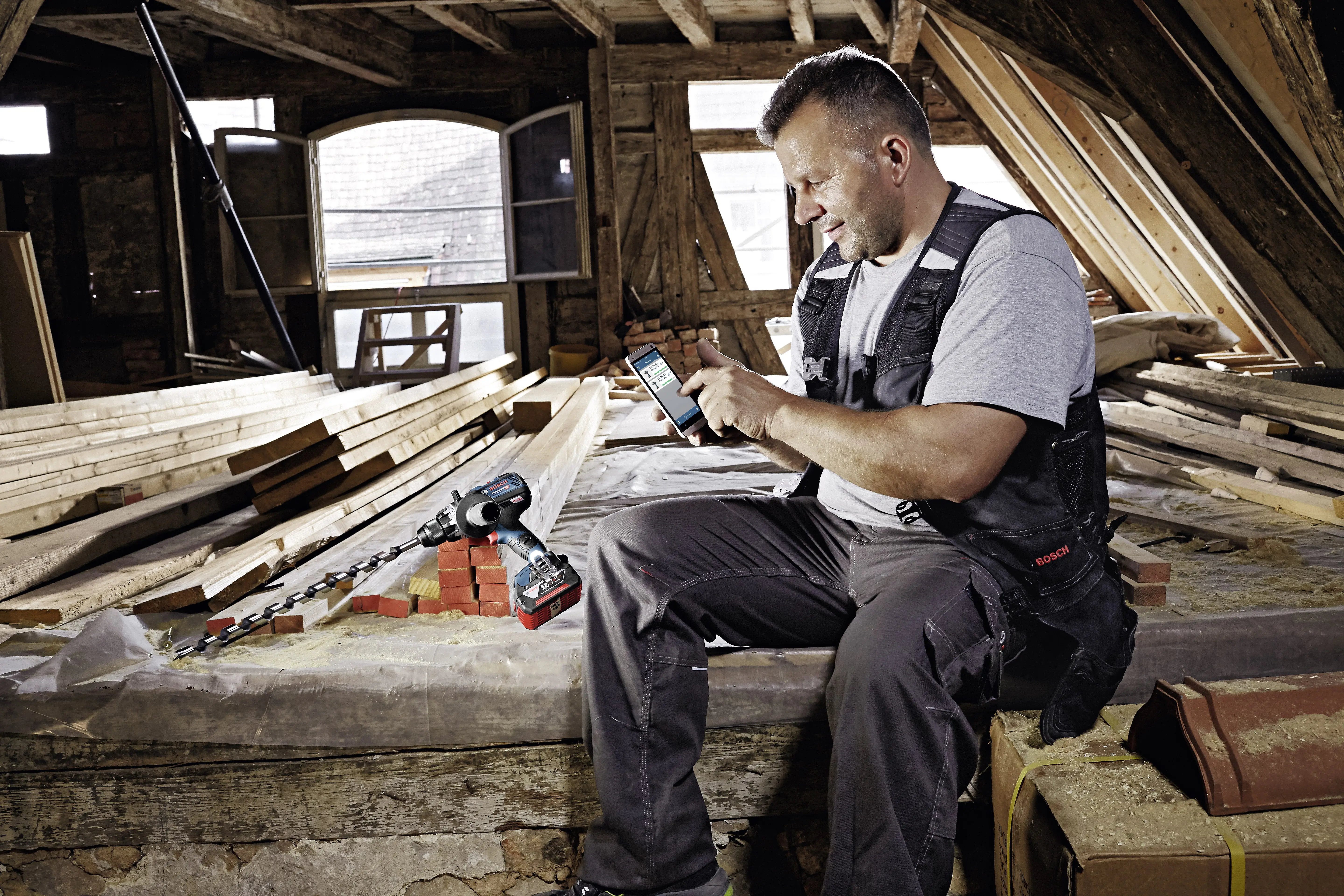 Аккумуляторная дрель-шуруповерт Bosch Professional GSR 18V 110 C 06019G010A 18 В 4,0 А·ч в комплекте с кейсом и 2 аккумуляторами