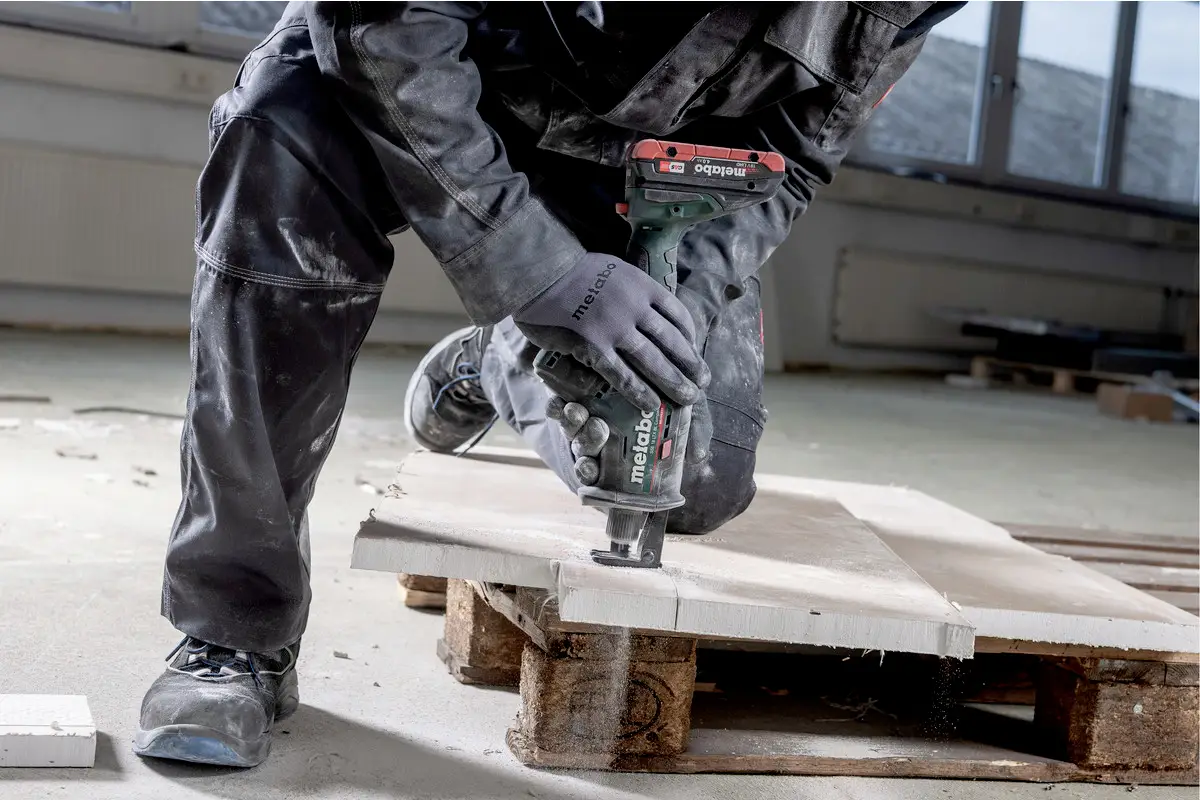Аккумуляторная сабельная пила Metabo SSE 18 LTX BL Compact 602366840 без аккумулятора, с кейсом 18 В