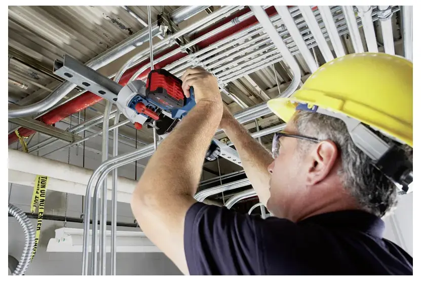 Аккумуляторная ленточная пила Bosch Professional GCB 18V-63. Максимальная глубина реза: 63,5 мм. Напряжение: 18 В.