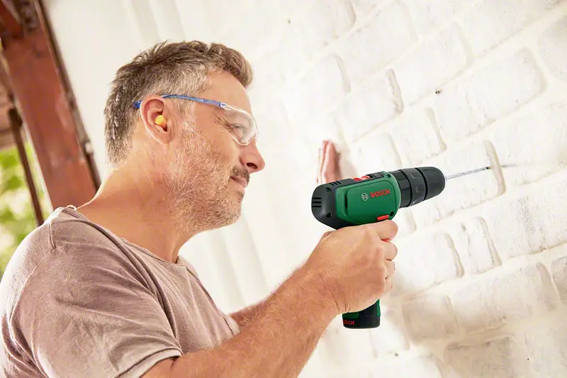 Аккумуляторная ударная дрель Bosch Home and Garden EasyImpact 1200 с двумя скоростями; в комплекте 2 аккумулятора, аксессуары и ке