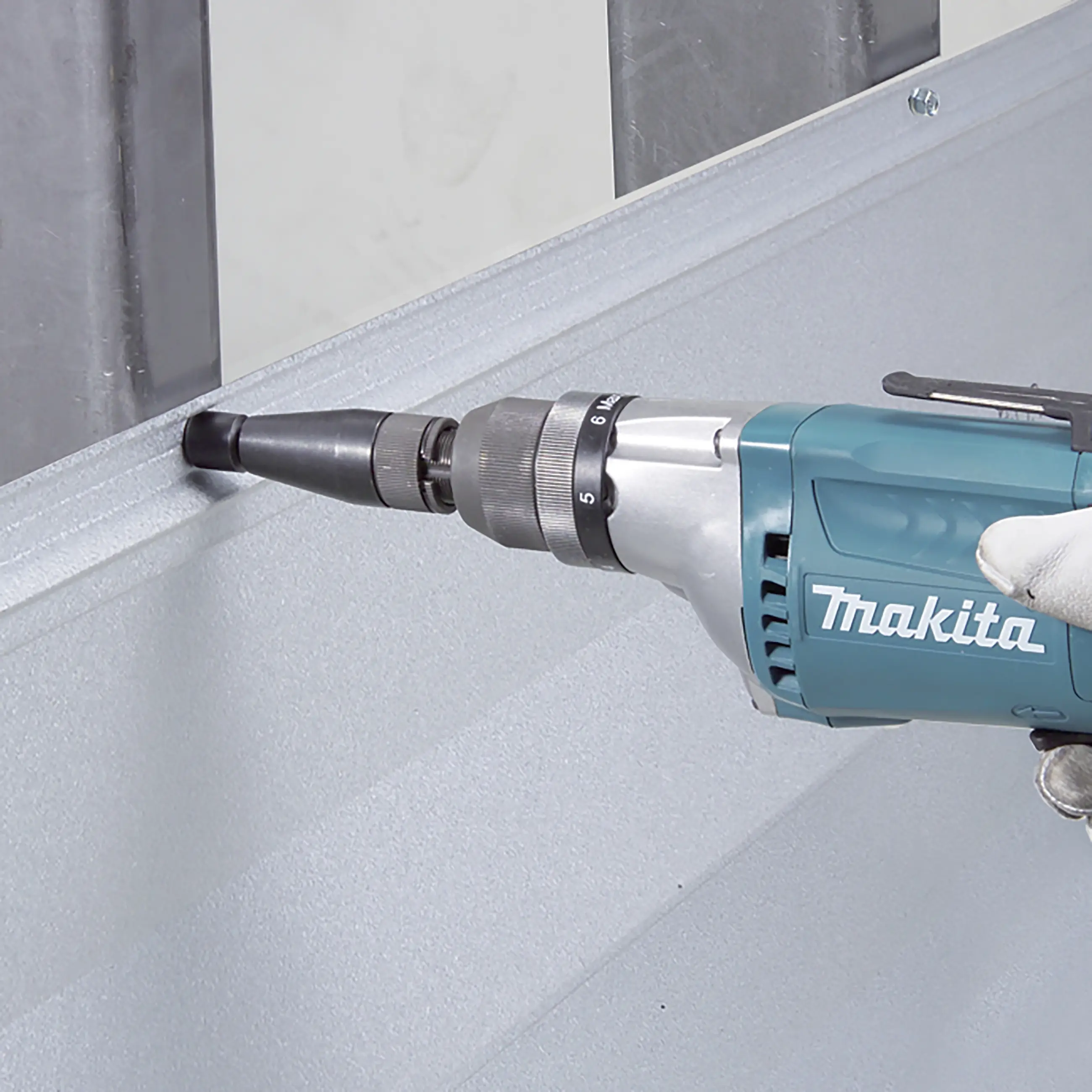 Аккумуляторная высокоскоростная отвертка Makita FS2700