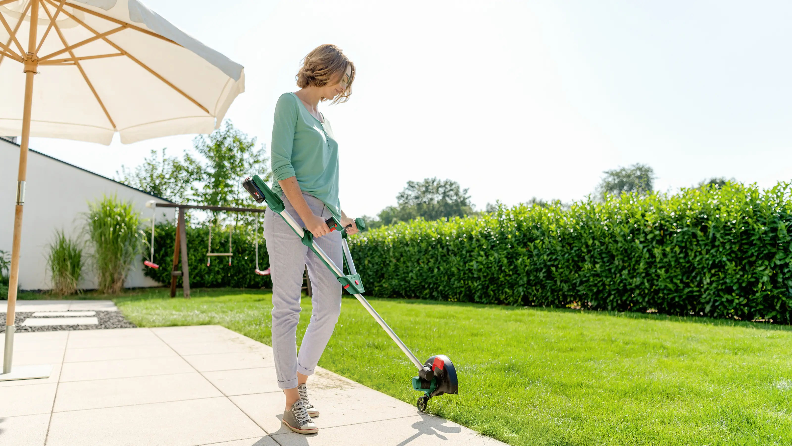 Аккумуляторный триммер Bosch Home and Garden UniversalGrassCut 18V-260 с аккумулятором и зарядным устройством 18 В 2 А·ч. Максимал