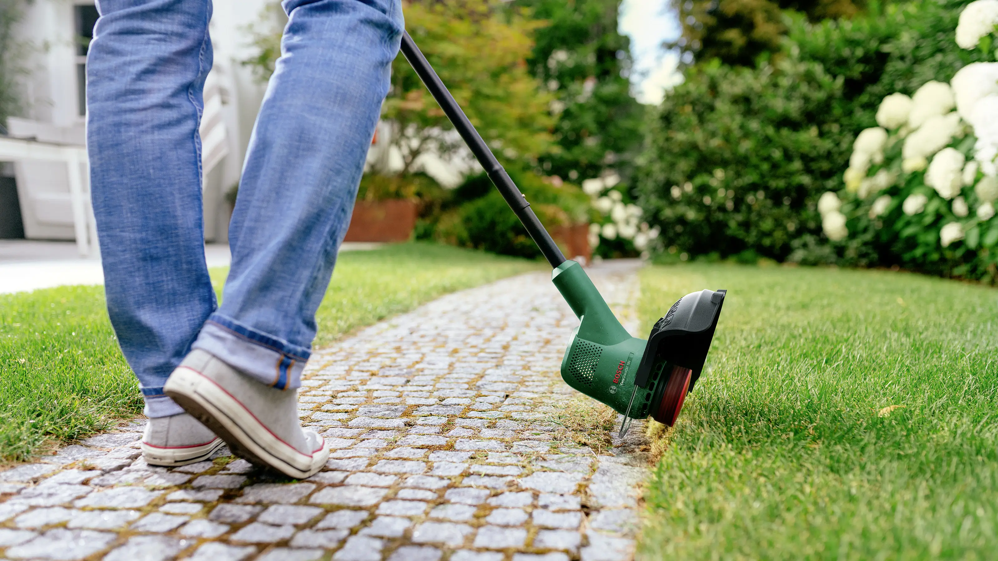 Аккумуляторный триммер для травы Bosch Home and Garden EasyGrassCut 18V-230 с аккумулятором и зарядным устройством 18 В 2 А·ч. Мак