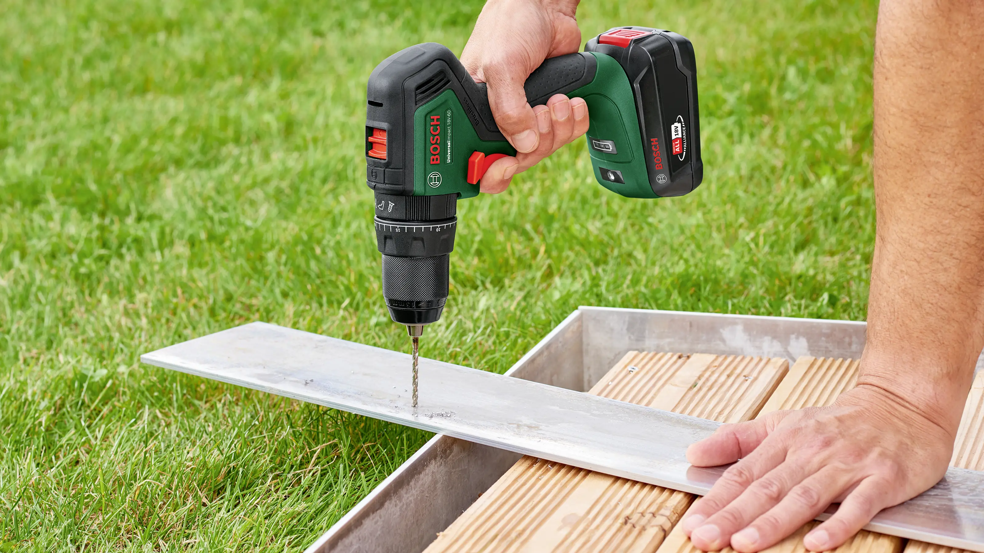 Аккумуляторная ударная отвертка Bosch Home and Garden UniversalImpact 18V-60 06039D7102 18 В 2,0 Ач, вкл. 2 аккумулятора, вкл. зар