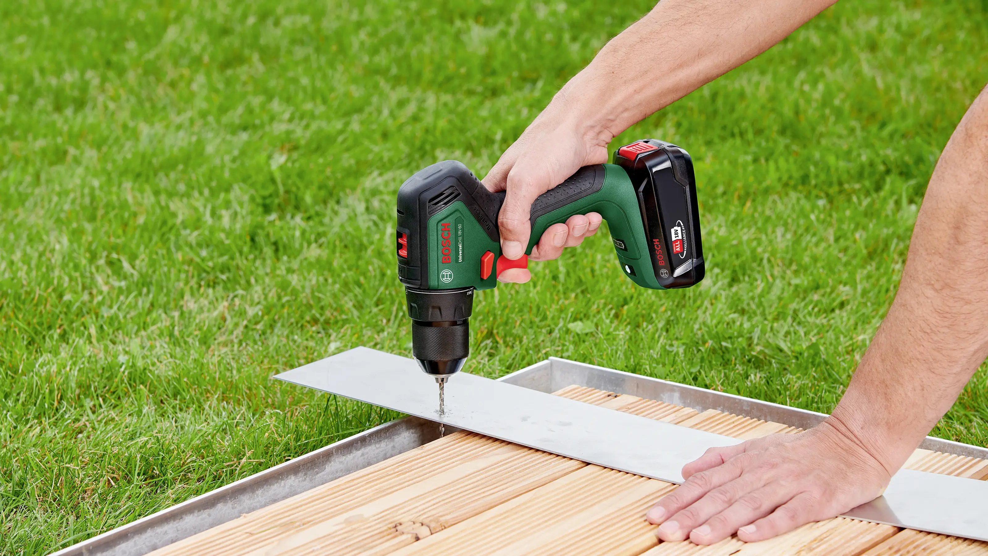 Аккумуляторная дрель-шуруповерт Bosch Home and Garden UniversalDrill 18V-60 06039D7002 18 В 2,0 А·ч в комплекте с 2 аккумуляторами