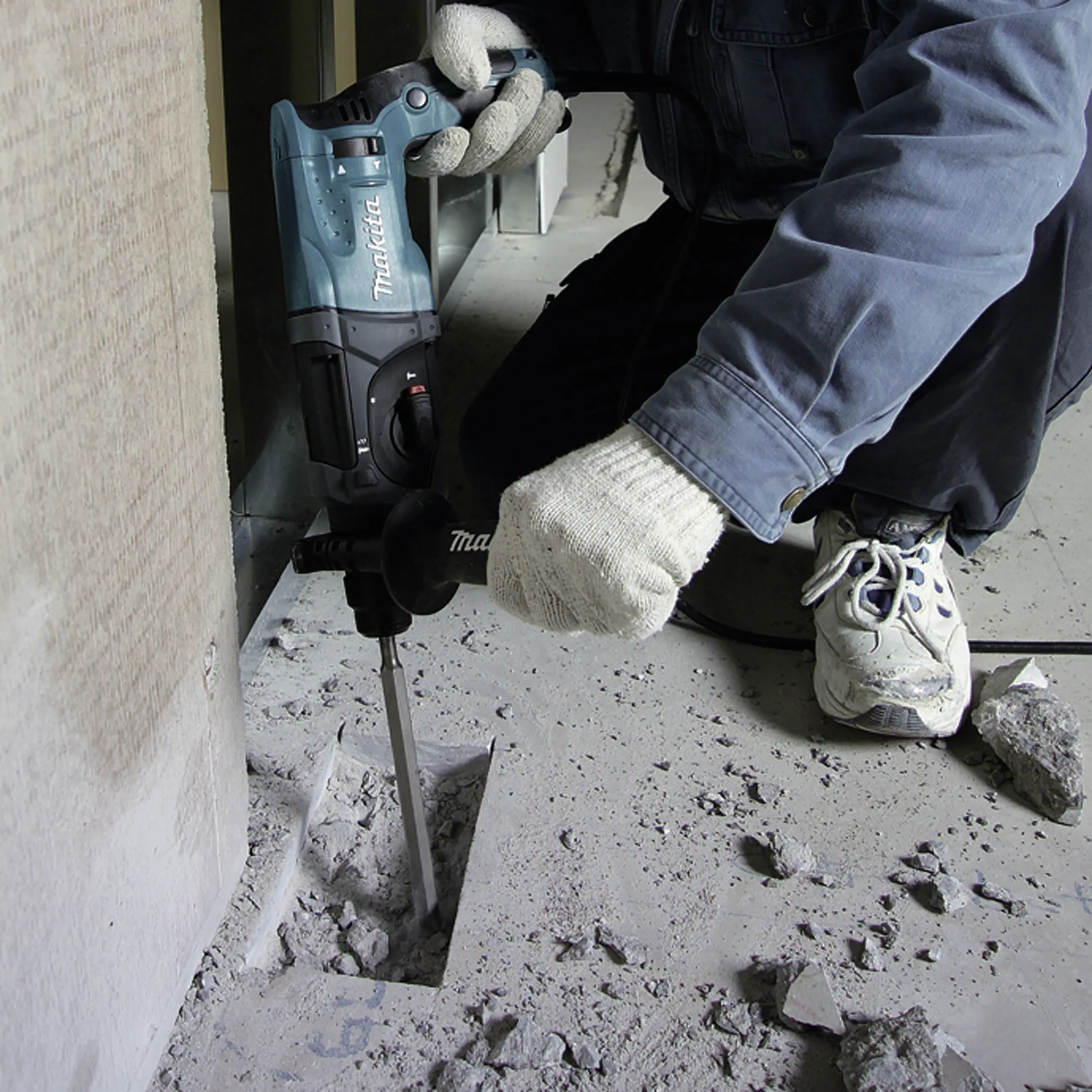 Многоцелевой перфоратор Makita HR2470 SDS-Plus мощностью 780 Вт, в комплекте с кейсом.