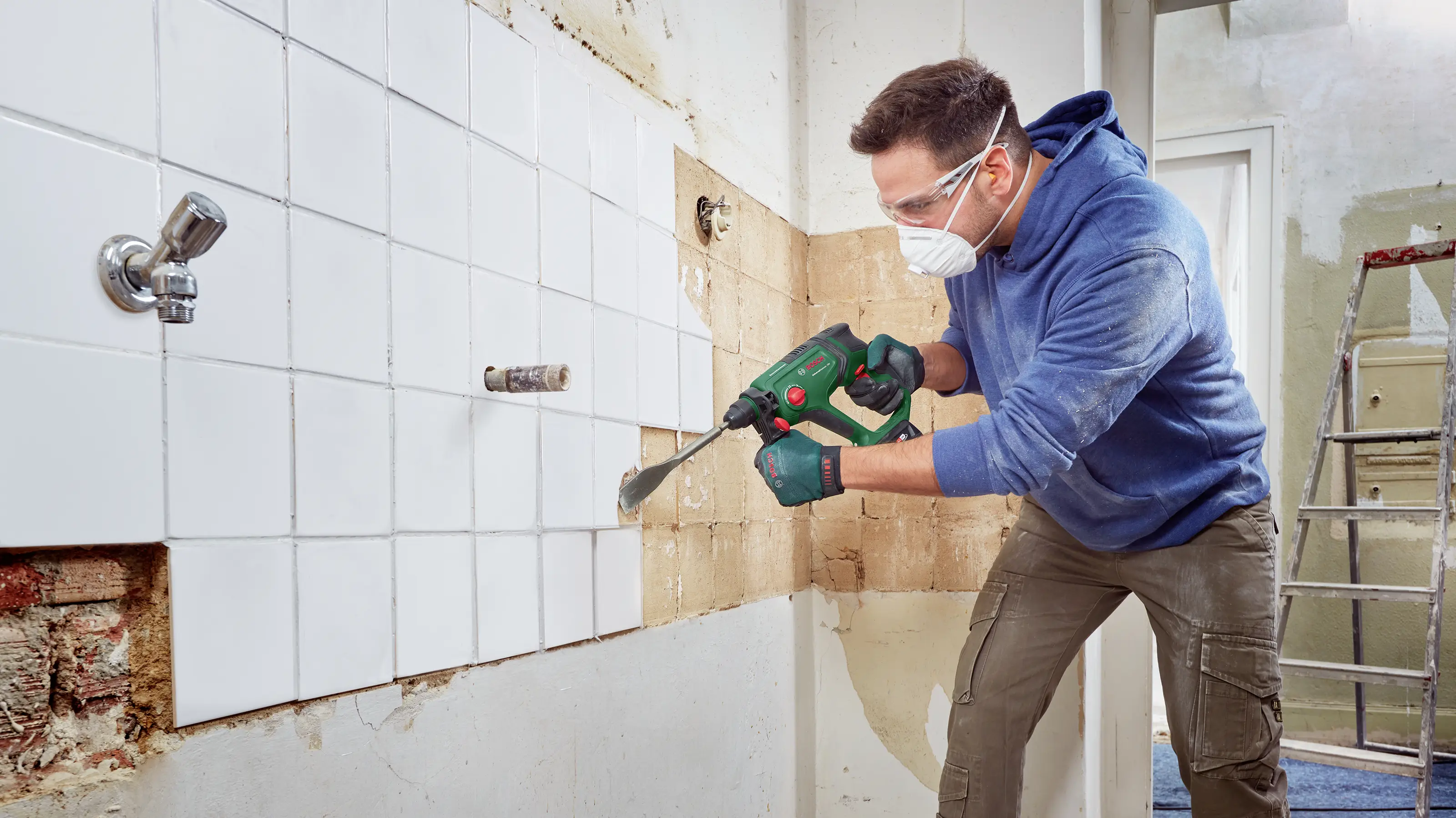 Bosch Home and Garden UniversalHammer 18V - Акумуляторний ударний дриль 18 В 2,5 Аг літій-іонний, включаючи 2 акумулятори, зарядни