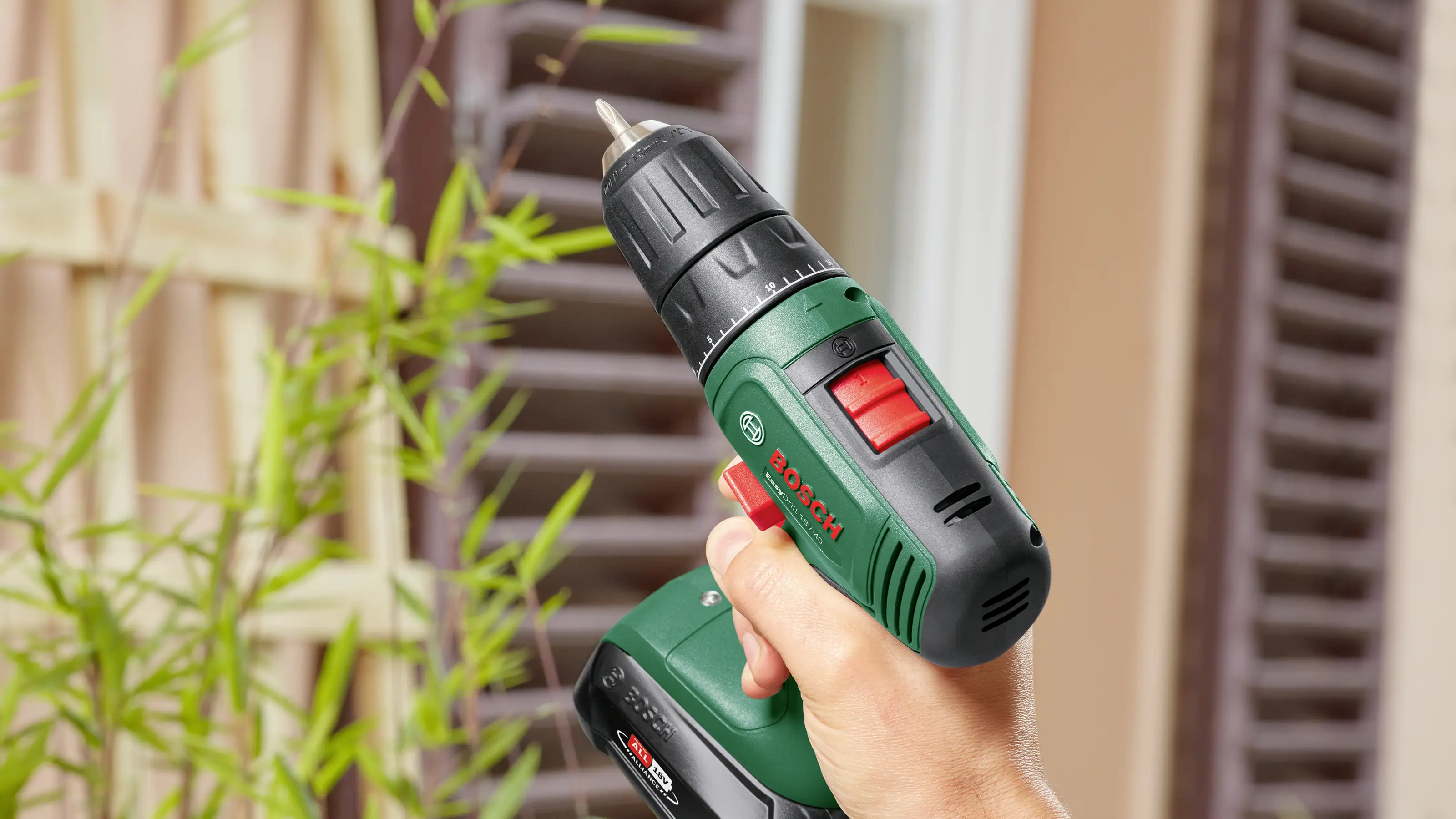 Аккумуляторный ударный гайковерт Bosch Home and Garden 06039D810D 18 В 1,5 А·ч с 2 аккумуляторами, зарядным устройством, кейсом и