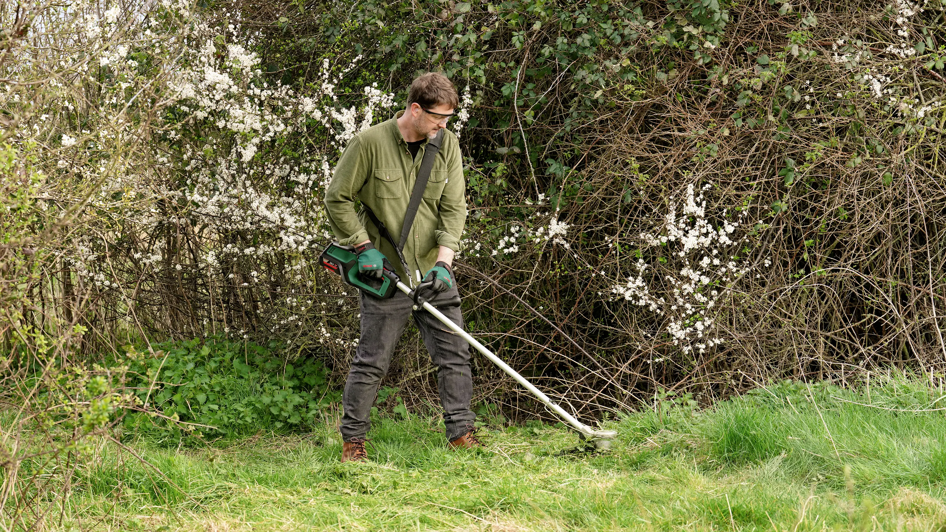 Аккумуляторный кусторез Bosch Home and Garden AdvancedBrushCut 36V-23-750 без аккумулятора, ремень. Максимальная ширина кошения: 3
