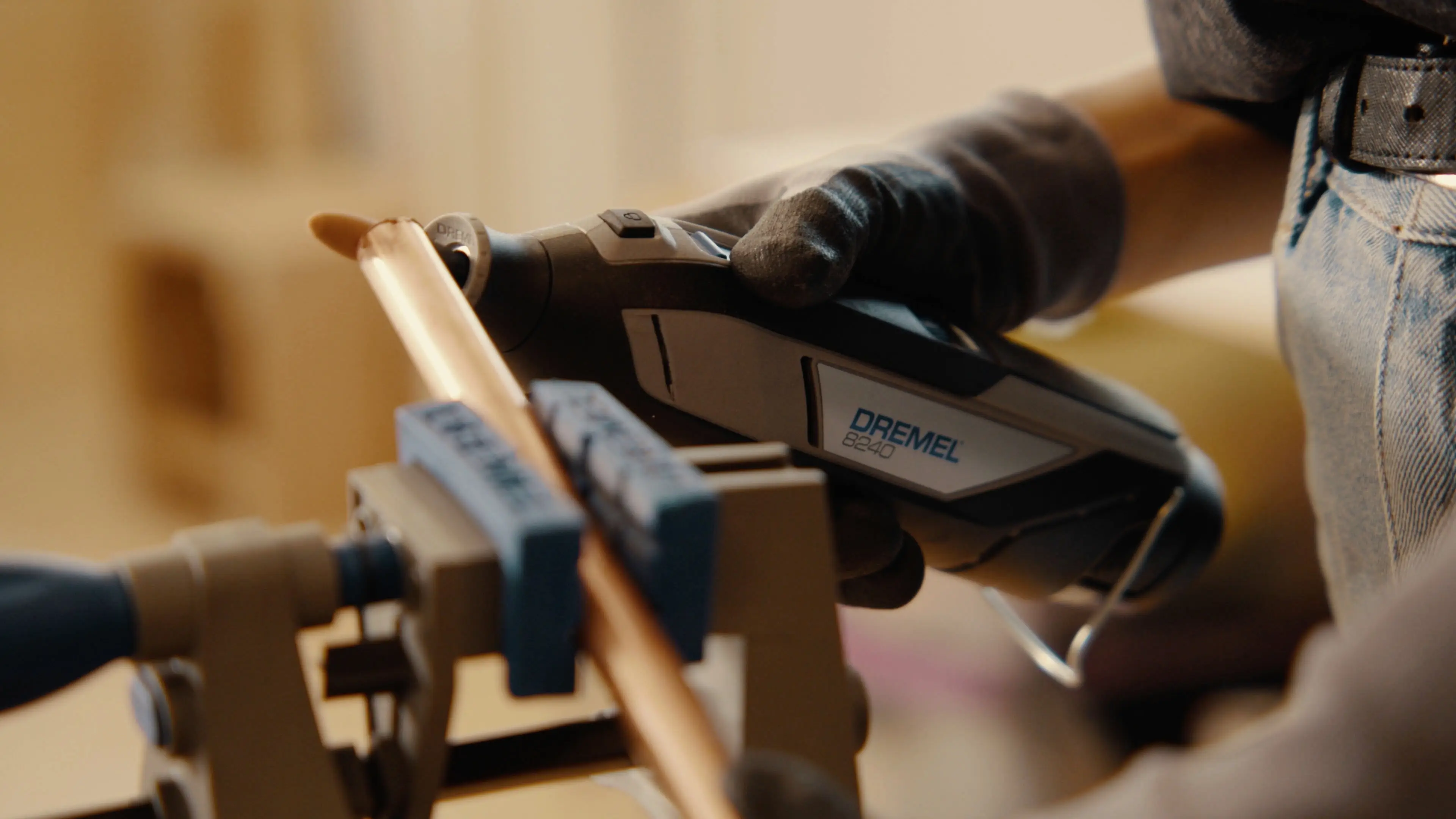 Dremel 8240-5 F0138240JA Беспроводной многофункциональный инструмент с аккумулятором, зарядным устройством и принадлежностями 12 В