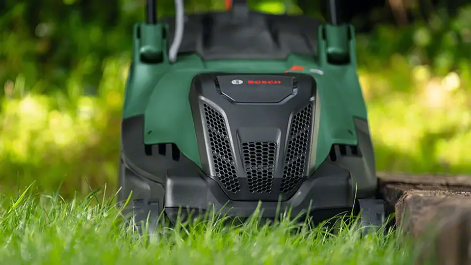 Электрическая газонокосилка Bosch Home and Garden AdvancedRotak 44-750 с регулируемой высотой скашивания, мощностью 1800 Вт и макс