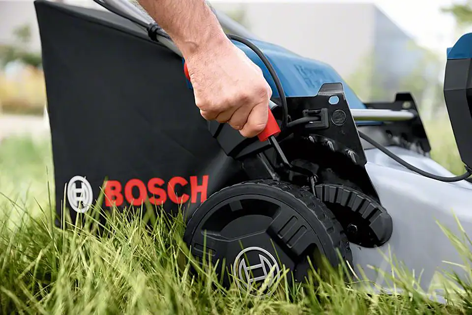 Акумуляторна газонокосарка Bosch Professional GRA 18V2-46 з функцією мульчування, максимальна ширина скошування 460 мм