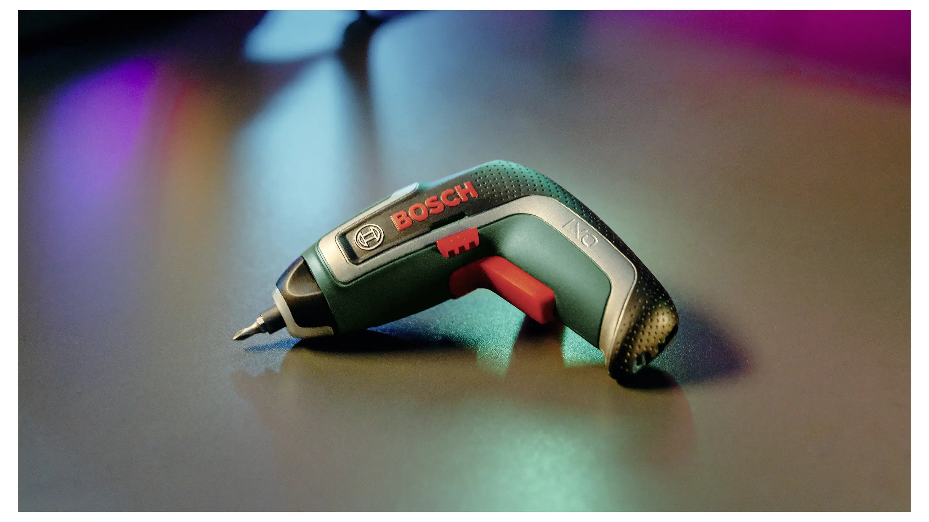 Аккумуляторная отвертка Bosch Home and Garden IXO 7, 06039E000B, 3,6 В, 2000 мАч, в комплекте из 32 предметов.
