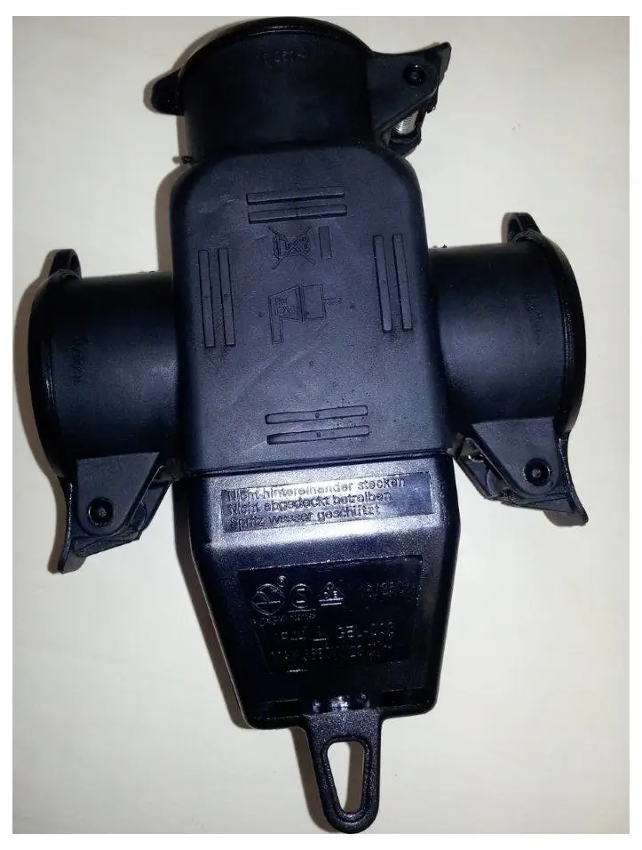 Трехконтактный разъем N & L 10195, степень защиты IP44.