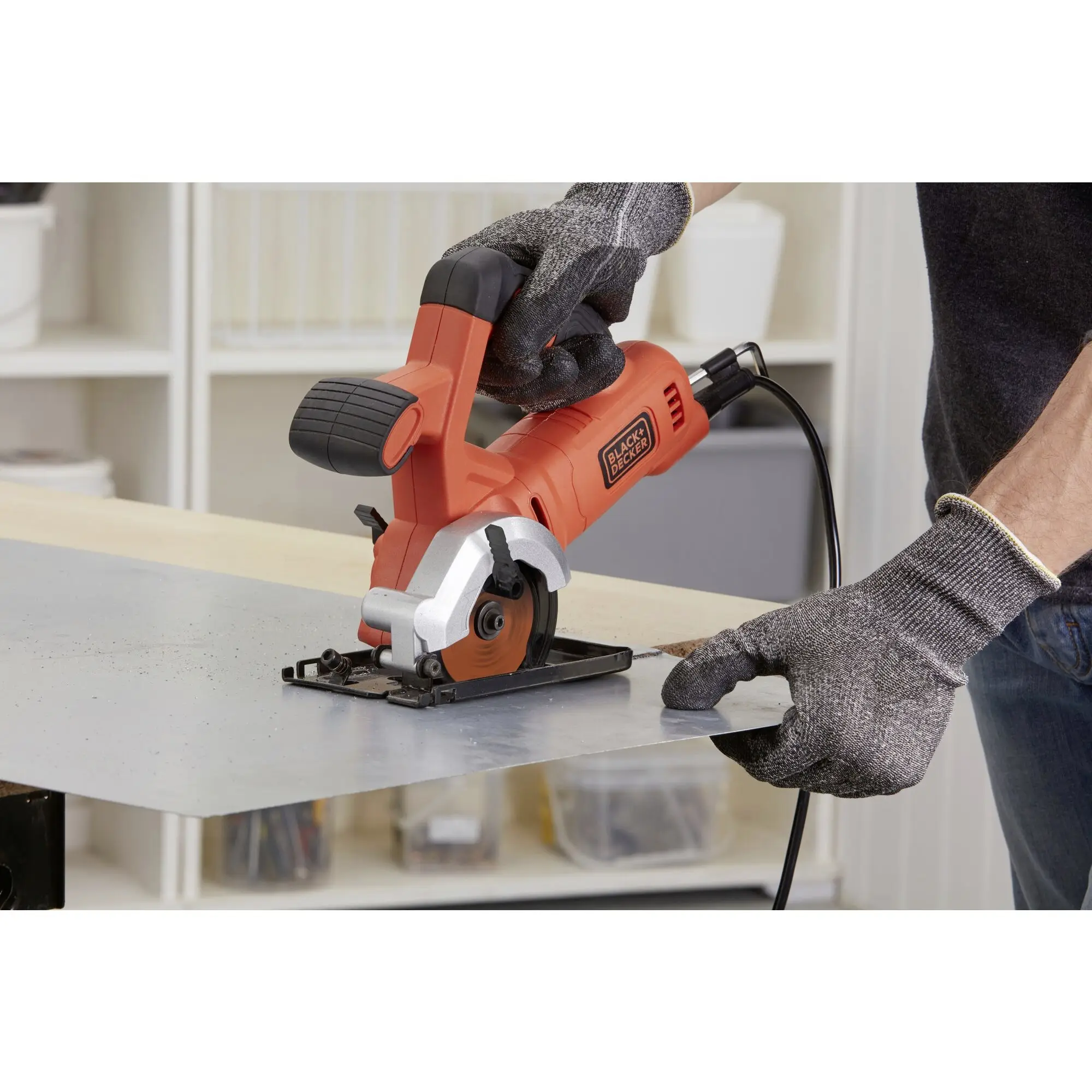 Циркулярная пила Black & Decker. Максимальная глубина реза (90°): 27 мм.
