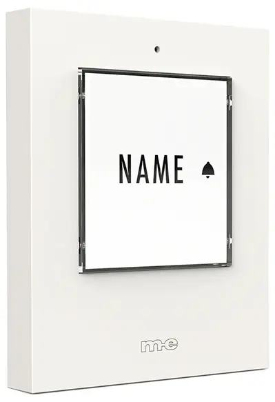 m-e modern-electronics 41430 Кнопка звонка с подсветкой и именем на белом фоне