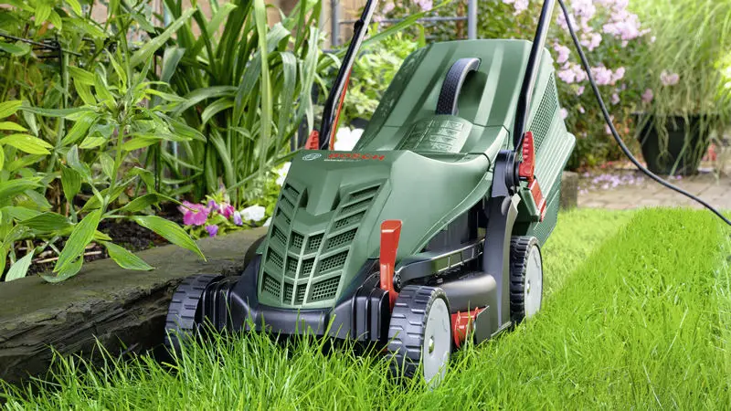 Электрическая газонокосилка Bosch Home and Garden UniversalRotak 37-550 с регулируемой высотой скашивания, мощностью 1400 Вт и мак