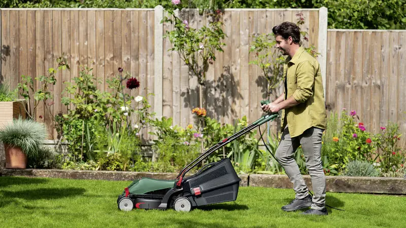 Электрическая газонокосилка Bosch Home and Garden UniversalRotak 37-570 с регулируемой высотой скашивания, мощностью 1400 Вт и мак