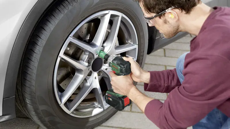 Аккумуляторный ударный шуруповерт Bosch Home and Garden Universal ImpactDrive 18V-350 0603980304, 350 Нм, 18 В. Количество аккумул