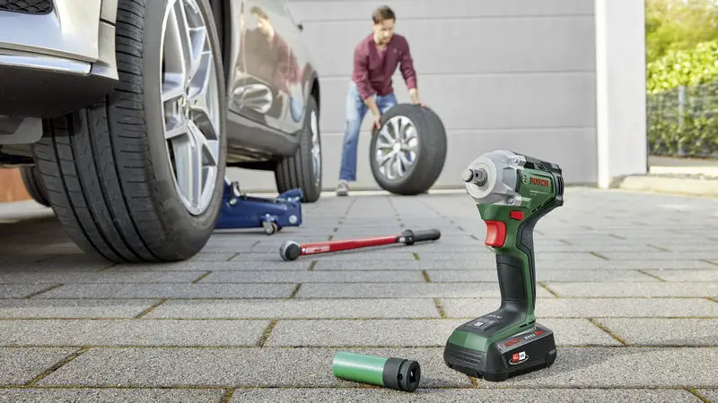 Аккумуляторный ударный шуруповерт Bosch Home and Garden Universal ImpactDrive 18V-350 0603980305 350 Нм 18 В. Количество аккумулят