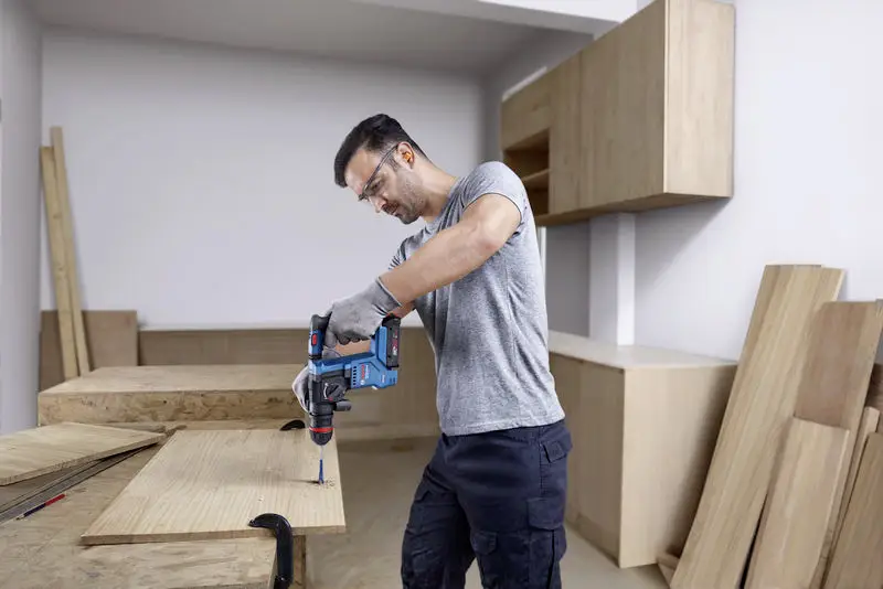 Аккумуляторная ударная дрель Bosch Professional GBH 18V-18 X ONECHUCK, 18 В, 2,0 Ач, бесщеточный двигатель.