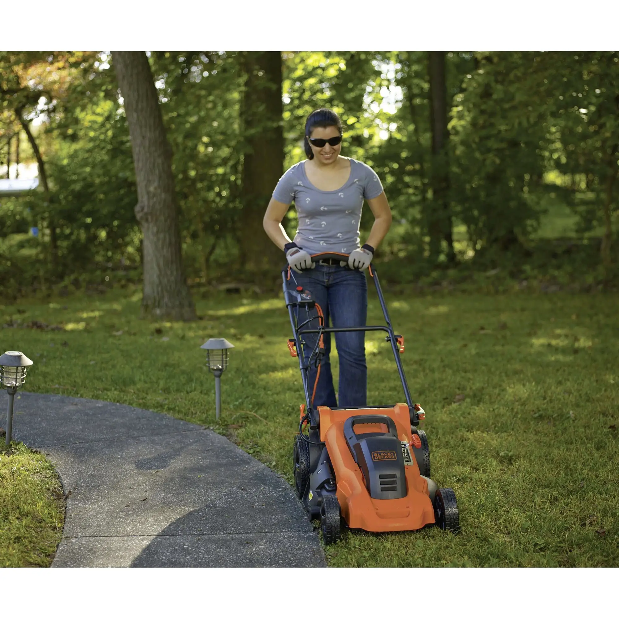 Электрическая газонокосилка Black & Decker с регулируемой высотой среза и функцией мульчирования. Мощность 2000 Вт. Максимальная ш