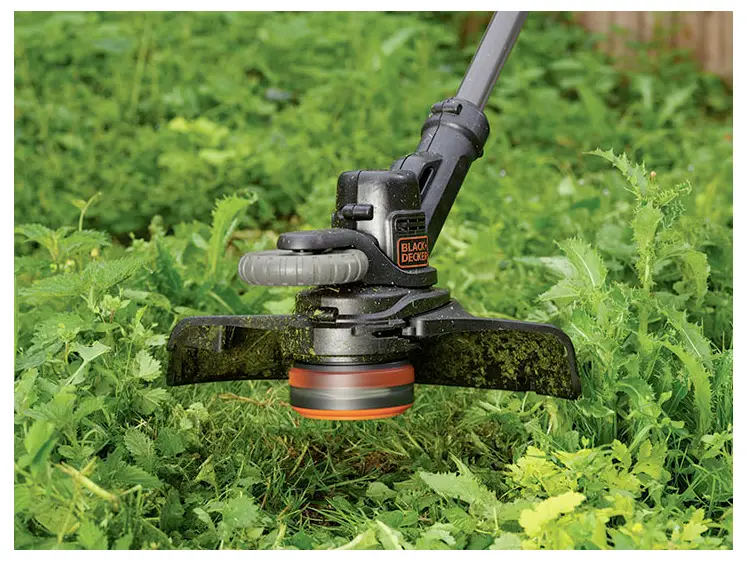 Аккумуляторный триммер для травы Black & Decker, в комплекте аккумулятор, зарядное устройство, регулируемая по высоте рукоятка, 18