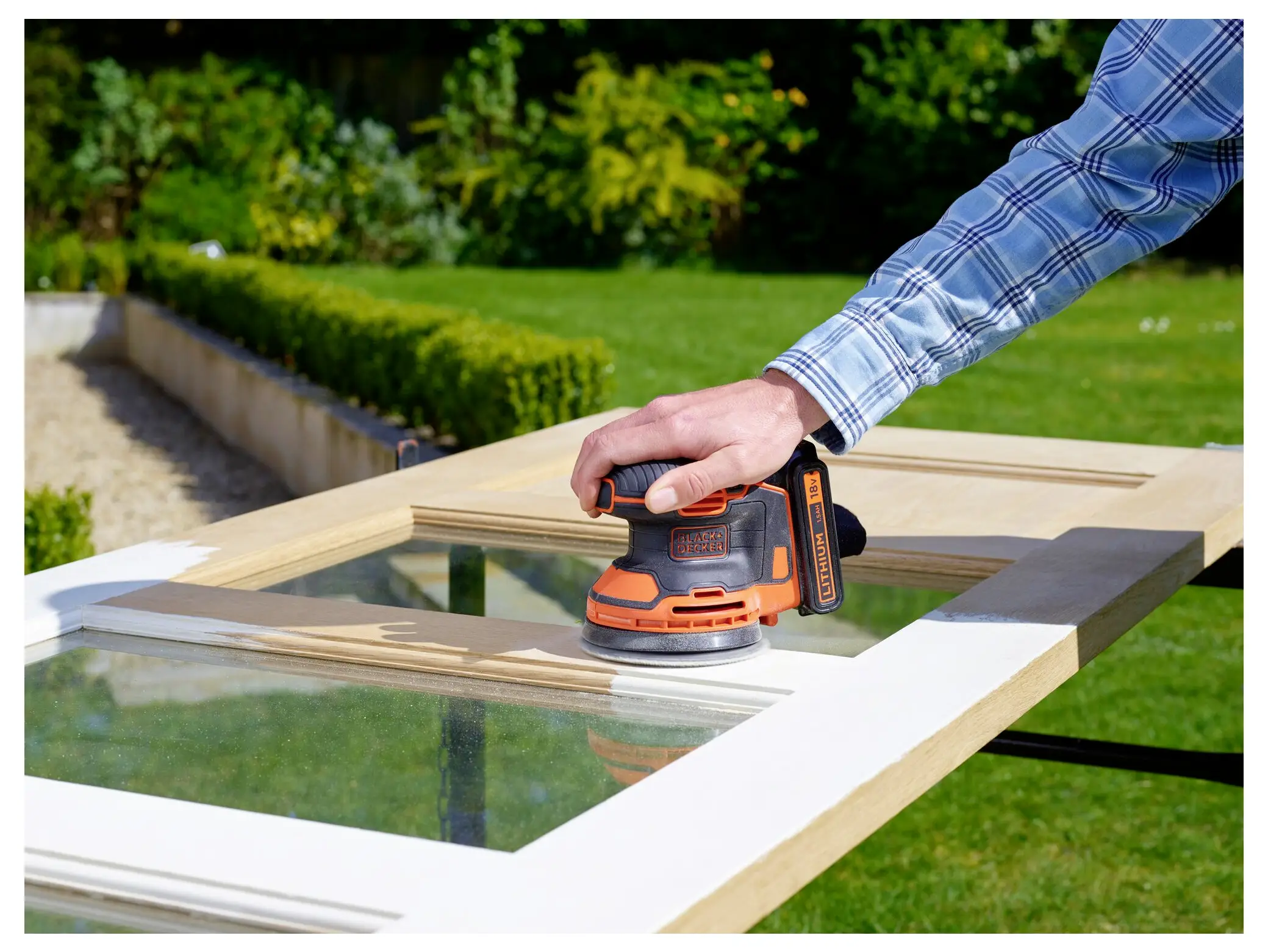 Акумуляторна ексцентрикова шліфувальна машина Black & Decker BDCROS18-QW