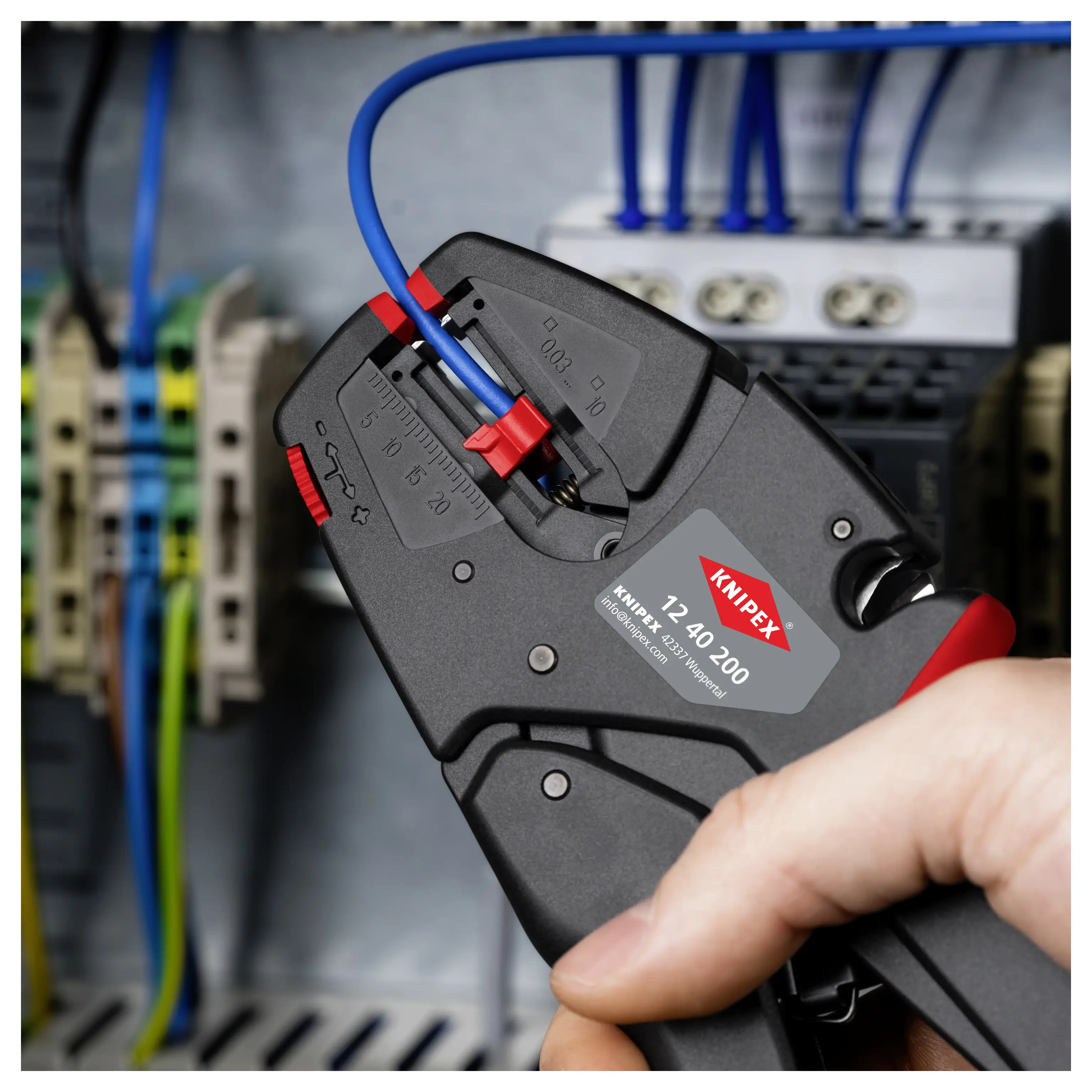 Автоматический инструмент для зачистки проводов Knipex 12 40 200
