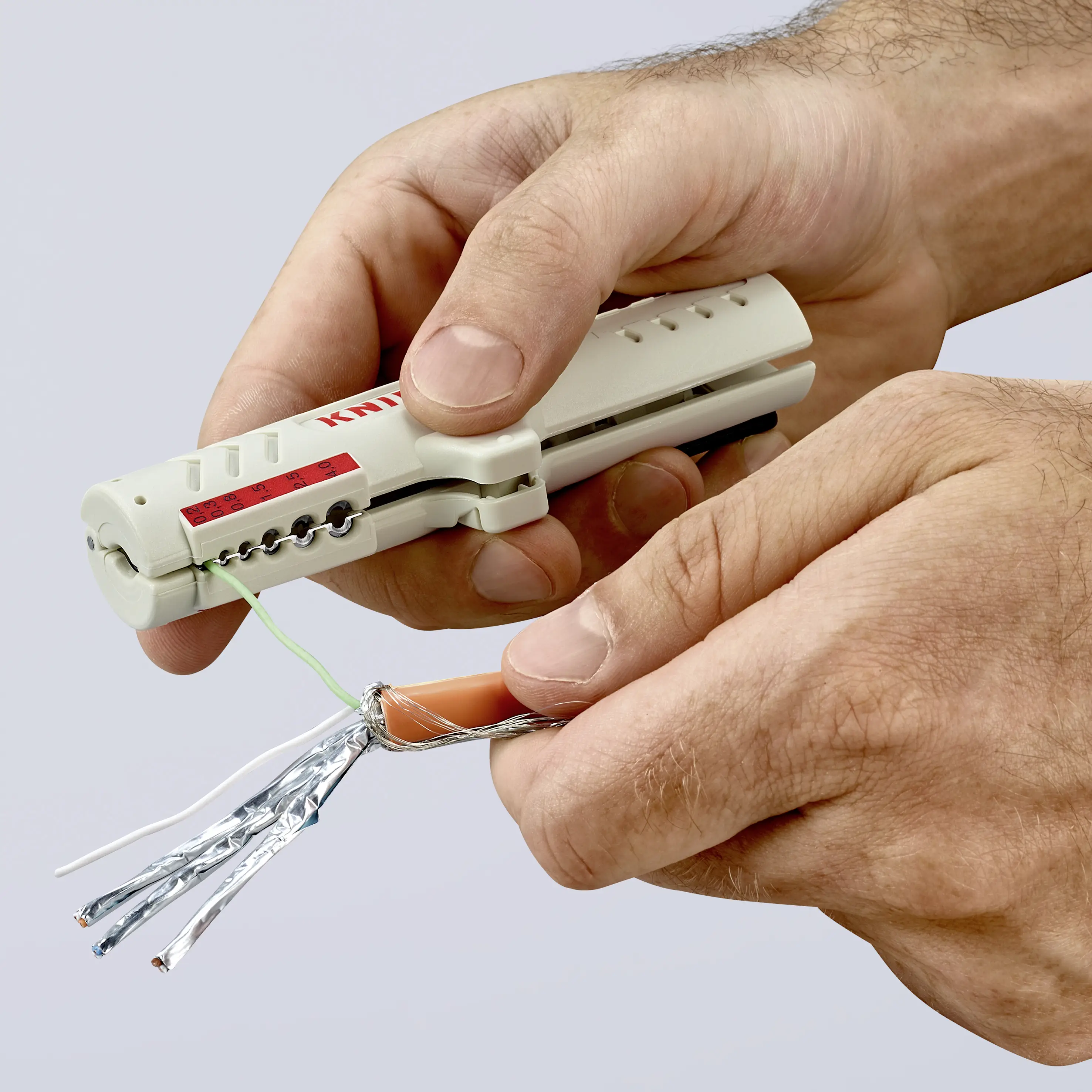 Инструмент для зачистки проводов Knipex 16 65 125 SB, диаметр провода от 4,5 до 10 мм.