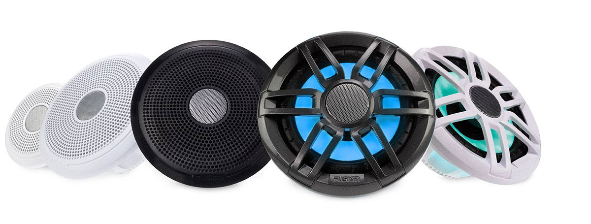 Динаміки Fusion XS доступні в 4-дюймових, 6,5-дюймових та 7,7-дюймових варіаціях, як у класичному, так і в спортивному стилі, з різноколірною підсвіткою та без неї Динаміки Fusion XS доступні в 4-дюймових, 6,5-дюймових та 7,7-дюймових варіаціях, як у класичному, так і в спортивному стилі, з різноколірною підсвіткою та без неї