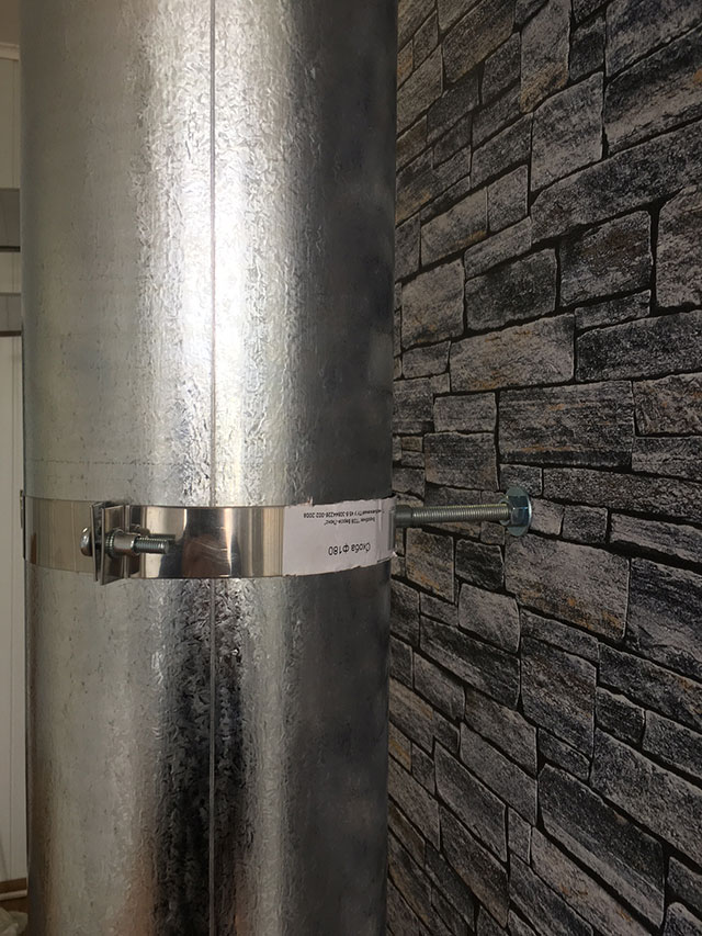 Крепление трубы скобой