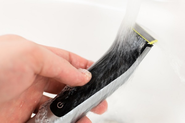 Тример під струменем води