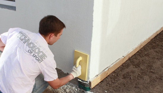 Затирать штукатурку удобно пластмассовым полутерком