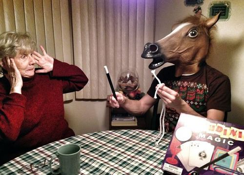 Людина в масці коня показує фокуси