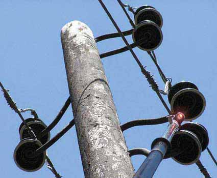 Яркие и частые вспышки индикатора контактной части хорошо видны на расстоянии 8—10 м даже в солнечную погоду